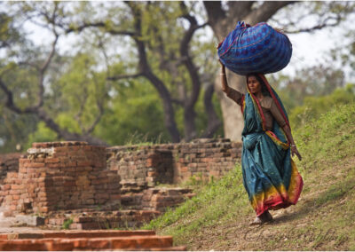 Uttar Pradesh,India,blue,sari,carrying,lady,woman,indian,colour,colourful,color,colorful,tourism,destination,travel,female,holiday,vacation,culture,traditional clothing,tradition,Indian ethnicity,work.working,real people